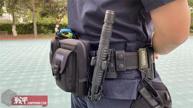 1+1?2--納麗德19英寸帶燈勤務棍機械甩棍評測