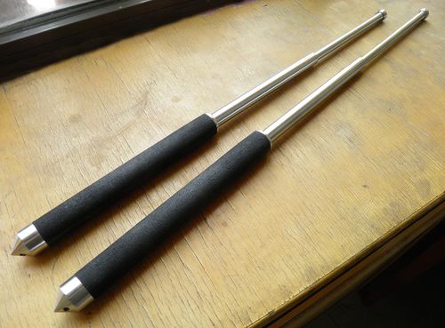 普通人近身格斗自衛防身,為何說短棍是比匕首短刀更好的選擇