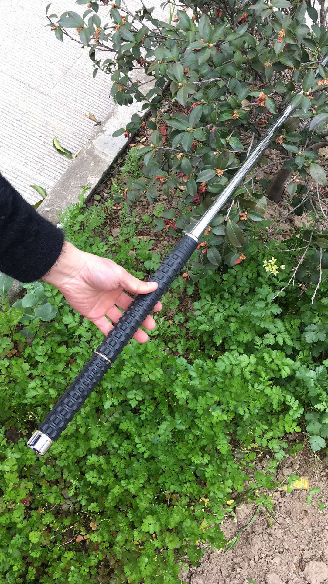 橡膠手柄加長款悍馬甩棍伸縮棍戰(zhàn)術(shù)棍近1米車載甩棍防身用品